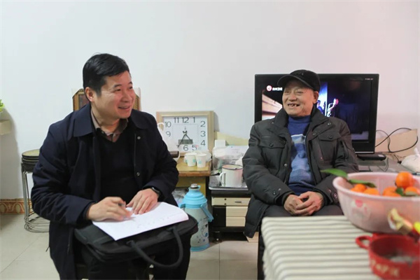 慰问老干部2.jpg 慰问老干部2.jpg