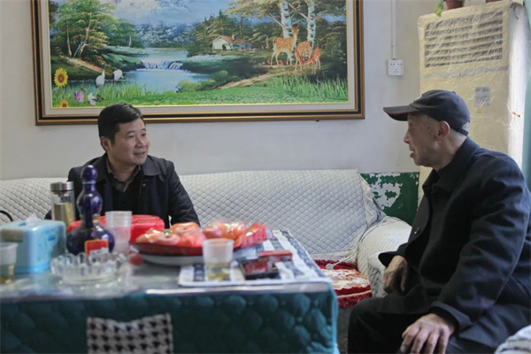 慰问老干部3.jpg 慰问老干部3.jpg
