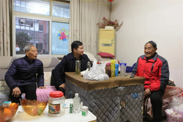 慰问老干部4.jpg 慰问老干部4.jpg