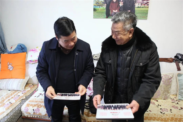 老干部向院党组赠礼.jpg 老干部向院党组赠礼.jpg