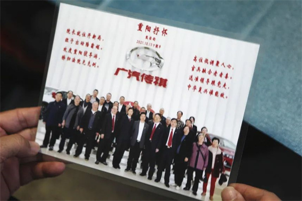 老干部的赠礼.jpg 老干部的赠礼.jpg