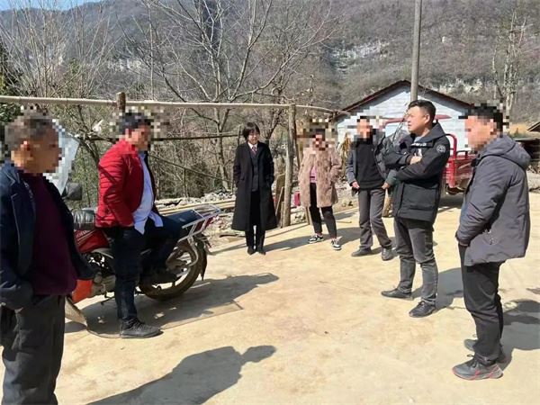 法官与当事人交心谈心了解双方诉求.jpg 法官与当事人交心谈心了解双方诉求.jpg